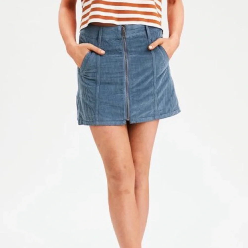 American Eagle  Zip Front Corduroy Skirt Size 6‎